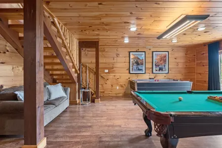 Peaceful 5-bedroom cabin with hot tub and views