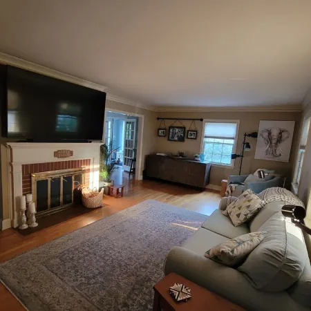 Charming home, quiet neighborhood< 2mi to Shattuck, game room, deck