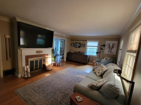 Charming home, quiet neighborhood< 2mi to Shattuck, game room, deck