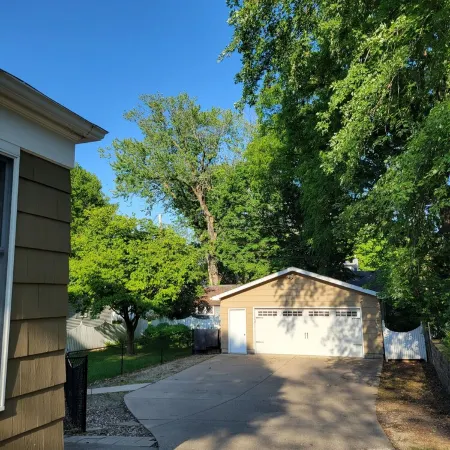 Charming home, quiet neighborhood< 2mi to Shattuck, game room, deck