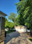Charming home, quiet neighborhood< 2mi to Shattuck, game room, deck Buckham Memorial Library附近的飯店