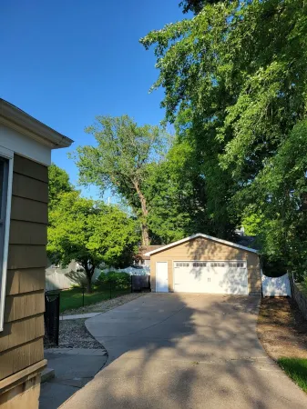 Charming home, quiet neighborhood< 2mi to Shattuck, game room, deck Отели в г. Фэрибо