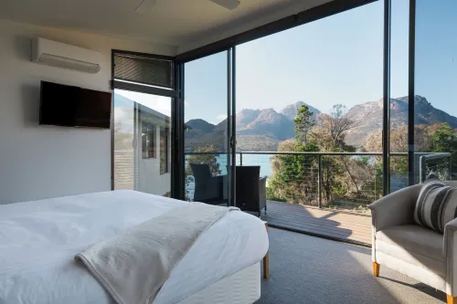 The Moorings at Freycinet. Beachfront. Panoramic Mountain Views. Free wifi.