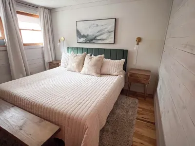 Cozy 3 BR Treetop condo mins walk to slopes Hôtels à : 