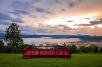 Norris Lake FarmHouse w/ Lakeviews, access and 140 acres to play. Hotel a Campbell County