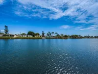 Serene Lakefront home in Tampa Bay, close to beaches and downtown Tarpon Springs Hotels in Holiday