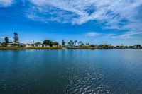 Serene Lakefront home in Tampa Bay, close to beaches and downtown Tarpon Springs