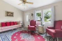 Spacious 2 Bed2 Bath Guest Suite Apt with HOT TUB and EV Charging