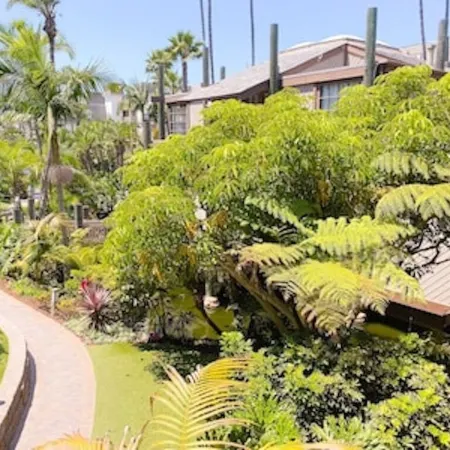 Beautiful End Unit Single Level Condo North Coast Village - Walk to the beach!!