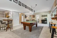 Fun and Open Space Near Everything - Pool table, Hot Tub in Williamsburg