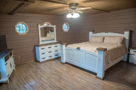 Secluded Beaver Lake Cabin close to Eureka Springs