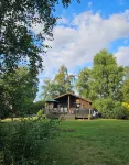 Lodge Overlooking Fishing Lake. Hot Tub & Fishing Peg