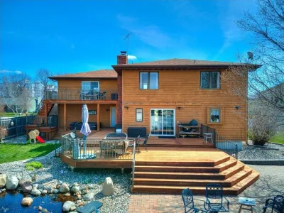Spacious 5-bedroom house in enchanting Ames with Wi-Fi, Close to the Action!! Hotels near St. Cecilia Catholic Church