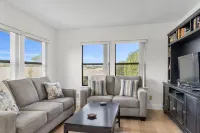 Beautiful Bright Condo Minutes to the Beach
