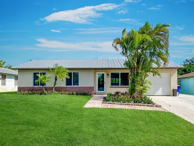 Tequesta Beach House, Heated Private Pool, Close to Beach, Sleeps 8 Jonathan Dickinson State Park Observation Tower 주변 호텔