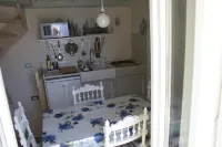 A few meters from the sea, with sea view balconies in the 5 Terre park.