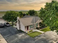 Holiday Modern Pet-Friendly Farmhouse, Pool,Games, Sleeps 8, 3/2 w/Basement
