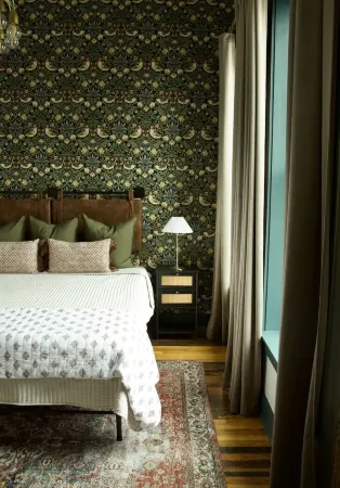 Stylish Condo Overlooking Broadway