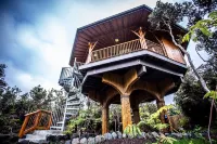 Bamboo Treehouse for 2 Near Volcanoes National Park
