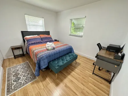 House with hot tub near the Beach. We’re pet-friendly! Отели рядом с достопримечательностью «Laguna Bay Nursery Inc»