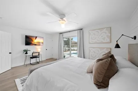 Walk to beach, riverfront, pool home. Bring your boat!