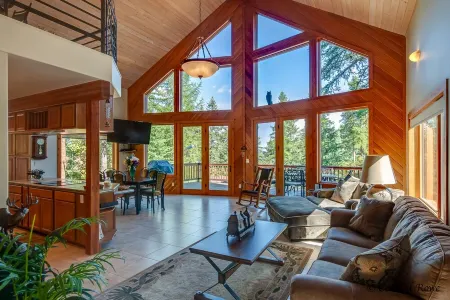 Cathedral in the Pines Near Flathead Lake, 3000 Sq Ft Отели в г. Лейксайд