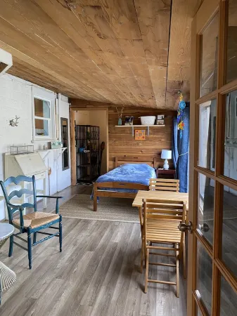 Cozy creekside home with deck, 15 min to airport, shopping, 1 hr to Crater Lk. Отели в г. Игл Пойнт