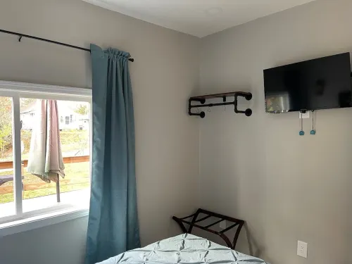 Siri's Pride & Joy Cute 2 bed/2 bath bungalow nestled on a private corner lot