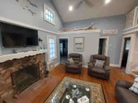 Geneva on the Lake HOT SPOT, 3 bedrooms/ w loft,2 bath ,sleeps 8-10. Huge deck .