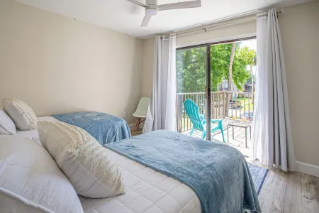 10 minutes drive from the beach! Close to popular attractions and the Speedway. Отели рядом с достопримечательностью «W.I.S.E Private School»