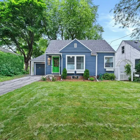 Close to Drake/Downtown - Filled With Amenities, Pet Friendly, Hot Tub, Theater!