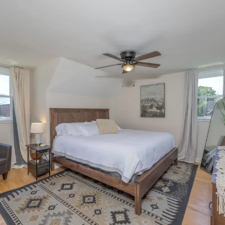 King Bed - Full Kitchen! 1.5 Blocks to Ims and Only 5 Miles to Downtown!