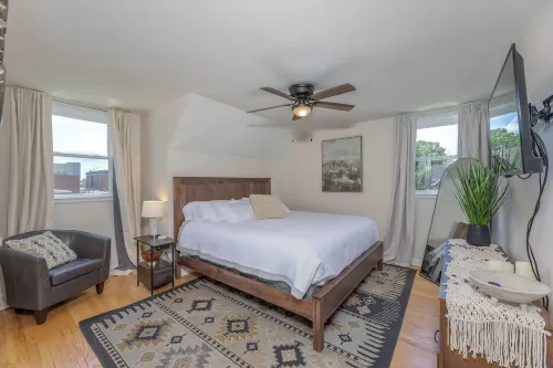 King Bed - Full Kitchen! 1.5 Blocks to Ims and Only 5 Miles to Downtown! Hotels in Speedway