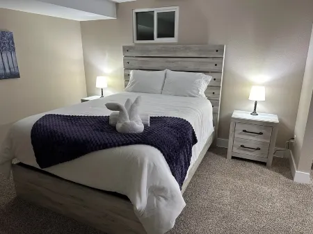 Newly Renovated Home with all new furniture Отели рядом с достопримечательностью «The Well House Assisted & Senior Living of Arvada»