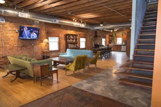 Art Alley Attic – Spacious Loft Near Breweries, Distilleries, Bars in Crossroads Отели рядом с Международный аэропорт Канзас-Сити