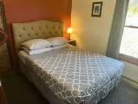 South Fork Shangri-La! Quiet and clean retreat steps from the National Forest!