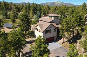 Beautiful Rocky Mountain Retreat Above Boulder with Privacy & Views