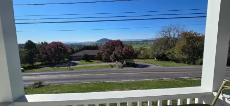 Hillside 3-bedroom bungalow 1 mile from Harrisonburg City limits, great views! Отели рядом с достопримечательностью «Horizons Edge Sports Campus»