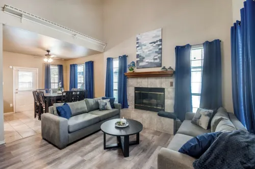 4 Bedroom & Pool: Great Irving Location close to attractions