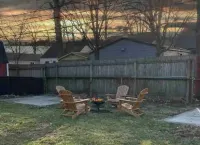 Colorful Retreat, w/ Firepit and 2 TV's.  By Royal Oak! Hotels in Madison Heights