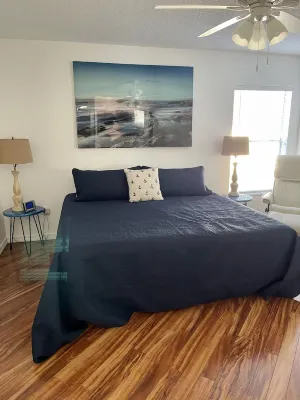 Courtyard Villa with gas golf cart located between two Town Squares! Hotel a The Villages