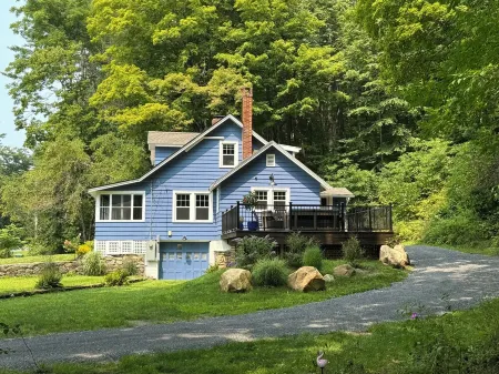 Charming Berkshire Farmhouse: Your Cozy Retreat Awaits! Отели рядом с достопримечательностью «Bidwell House Museum»