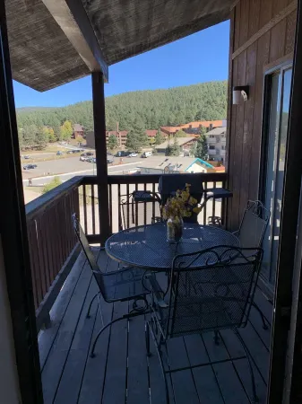 3/2 Condo. Mountain views. Easy access to Resort