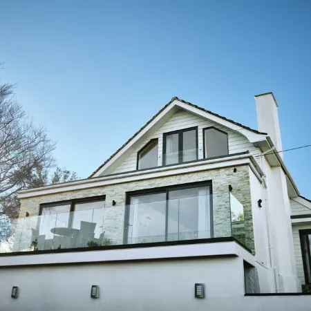 Newly renovated 4 en-suite bedrooms, panoramic sea views, Hot Tub, EV charger