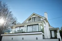 Newly renovated 4 en-suite bedrooms, panoramic sea views, Hot Tub, EV charger - balcony