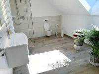 Luxurious and modern top floor apartment with terrace فنادق في Rot an der Rot