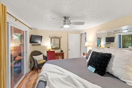 Pet-Friendly Chalet, Tucked in the Trees and only 3 Minutes to Downtown!
