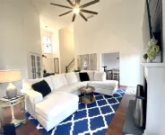 Gorgeous 4 BR Home - 1.5 mi from DT Alpharetta and Avalon