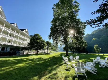 Whispering Pines Retreat-Newly Renovated Countryside Home