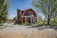 Charming retreat close to downtown, hiking, lakes, 3 acre and private Hotel a La Plata County